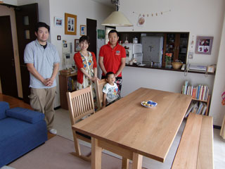 天然木のクルミ材のダイニングテーブル-5