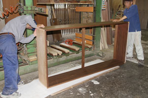自然工房 作業風景2 家具の組み立て